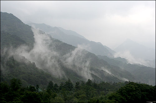 솟구친다 .묘향산의 구름들이 솟구친다. 